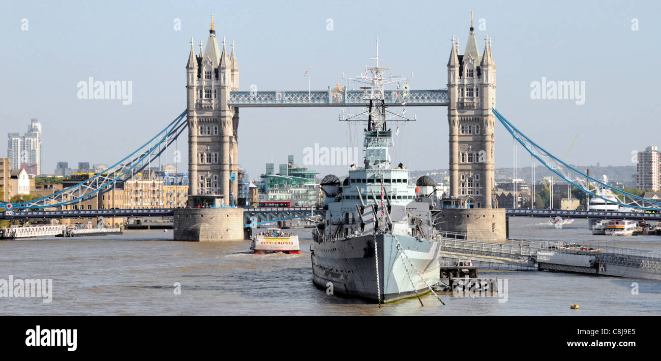 HMS Belfast parte del Museo Imperiale della Guerra ormeggiata in modo permanente nella piscina di Londra come attrazione turistica England Regno Unito Foto Stock