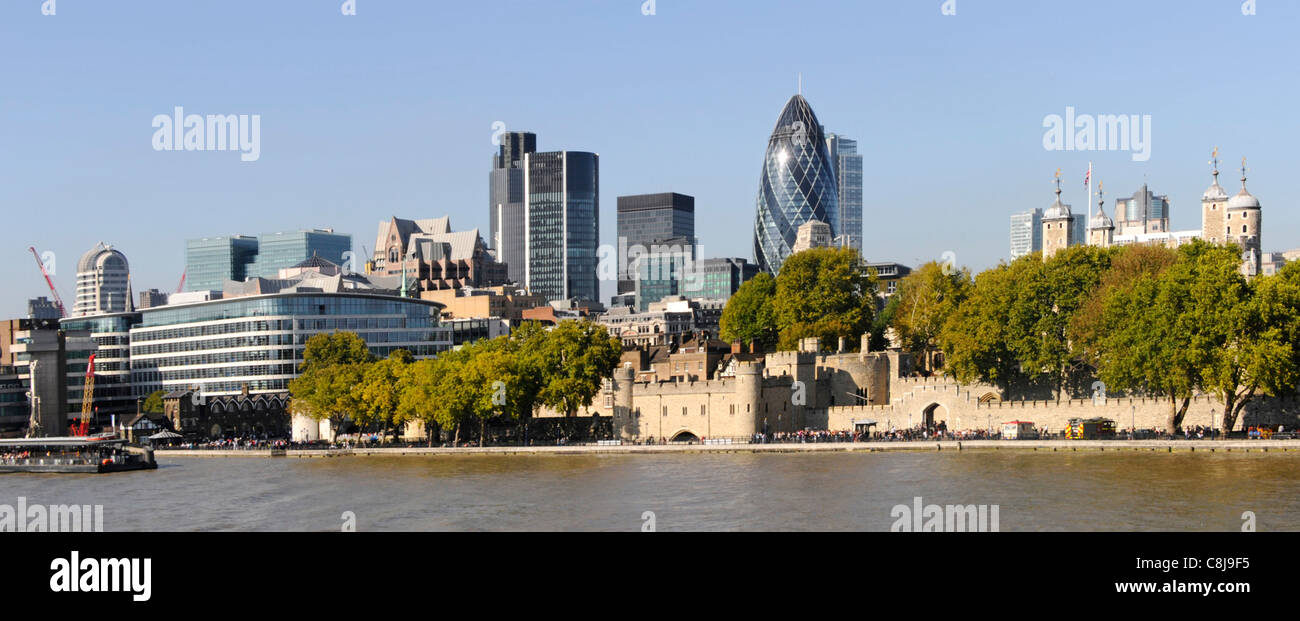 Città di Londra edificio moderno skyline cittadino in contrasto con la medievale Torre di Londra accanto al Fiume Tamigi Pool di Londra ad alta marea England Regno Unito Foto Stock