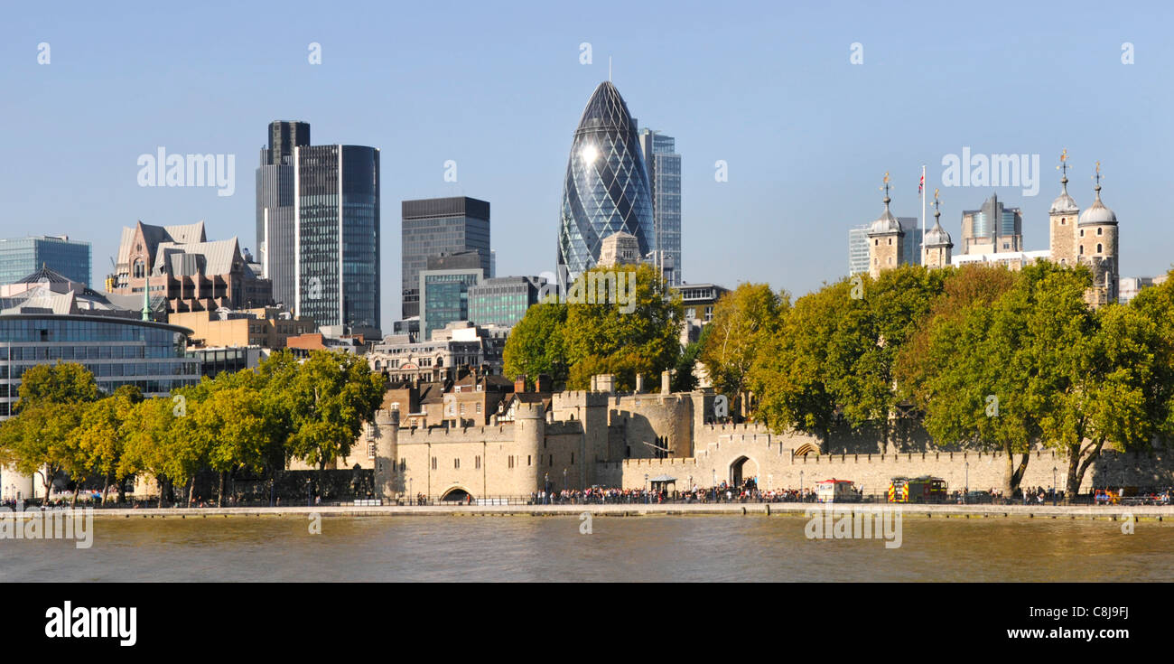 City of London skyline che include la Torre di Londra e il Gherkin office block Foto Stock
