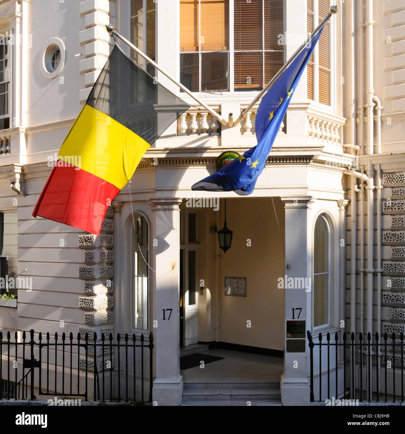 Ue e Belgio bandiera nazionale battenti fuori dall'ingresso all'Ambasciata belga in un edificio elencato nella Grosvenor Crescent Belgravia Londra Inghilterra REGNO UNITO Foto Stock