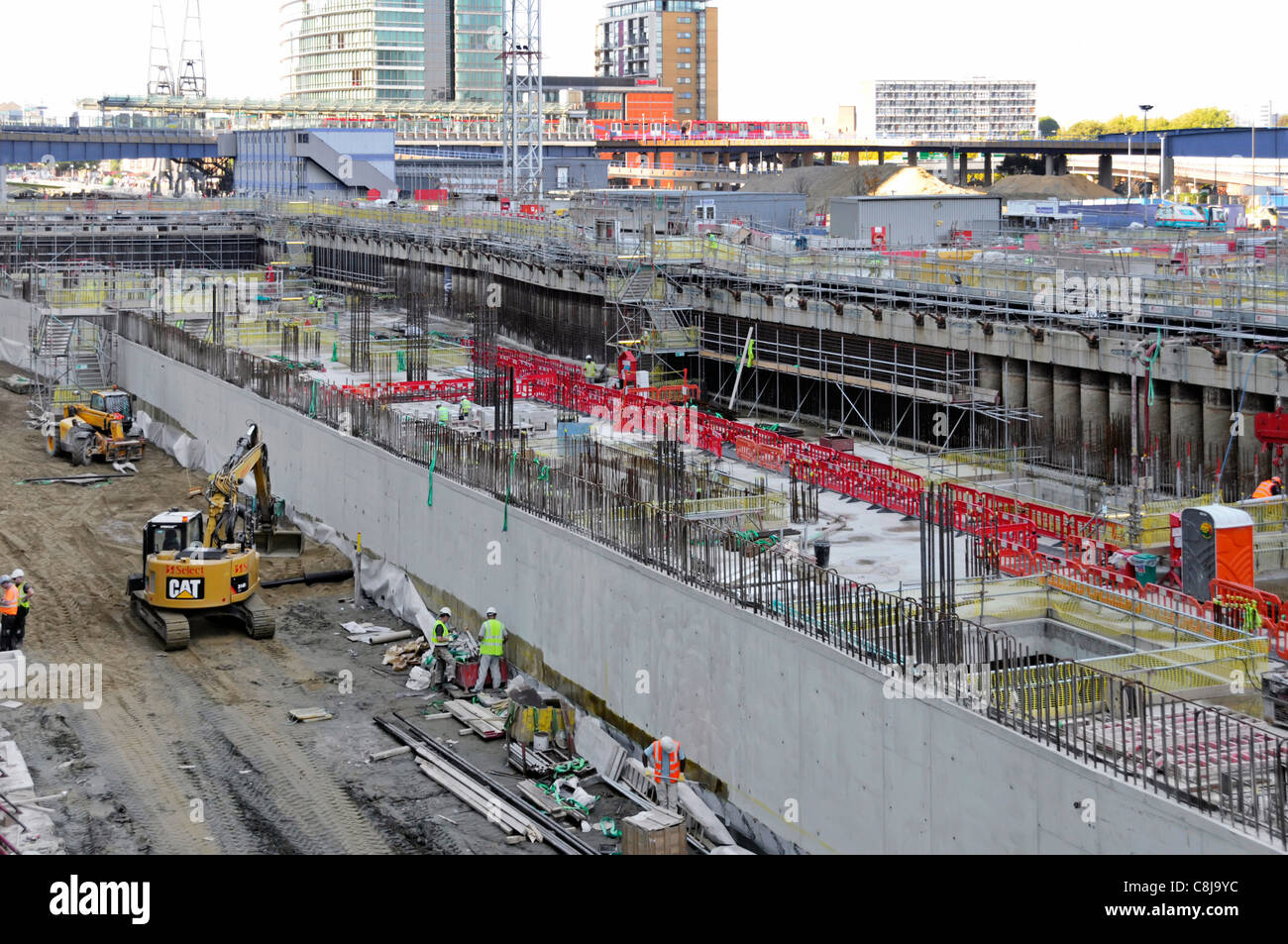 Stazione ferroviaria Crossrail di Canary Wharf in corso di costruzione nel cantiere di cofferdam West India Docks Isle of Dogs East London Inghilterra Regno Unito Foto Stock