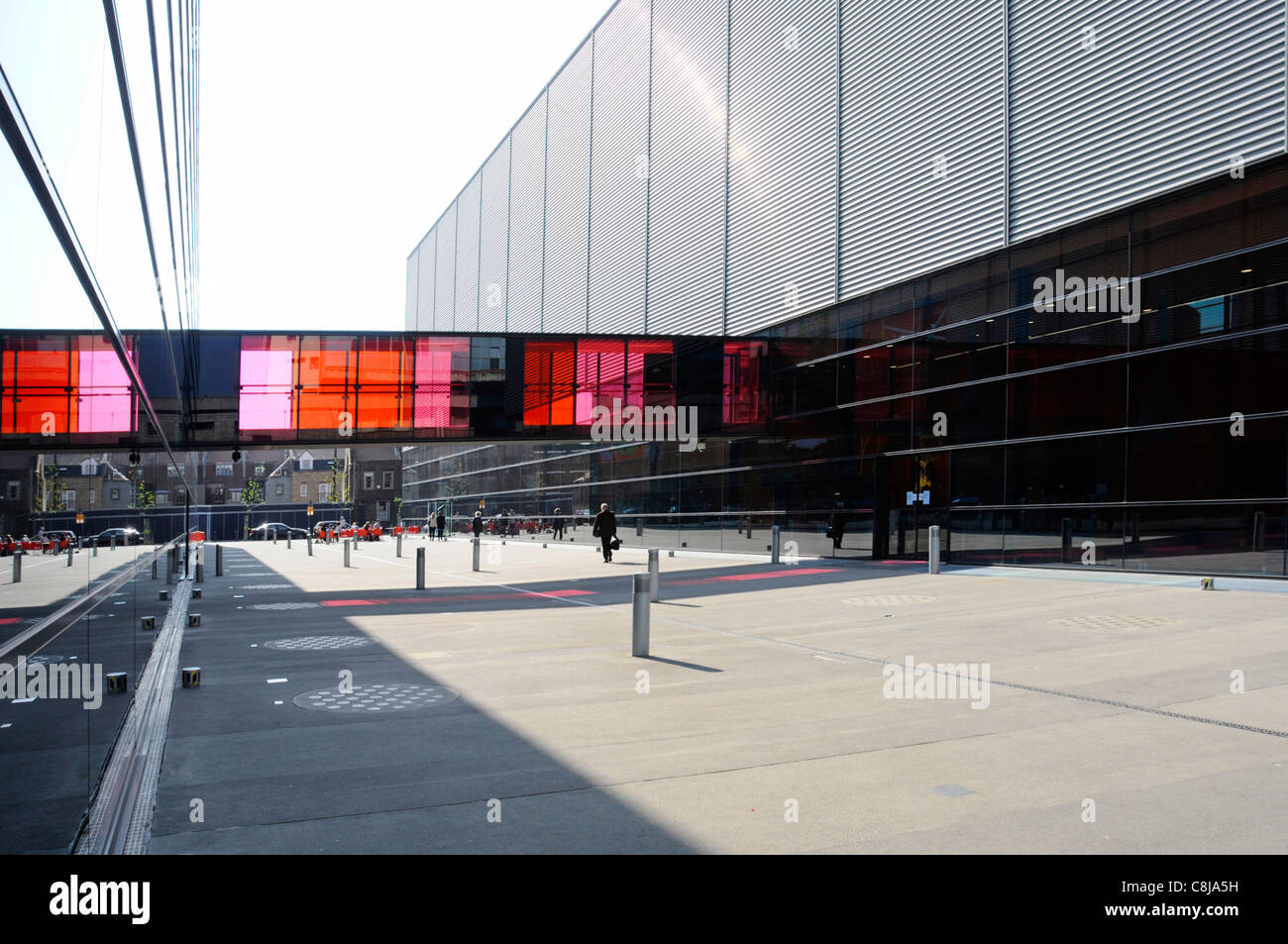 Il Blizard la costruzione di una moderna architettura istruzione edificio del rivestimento di vetro e smaltatura colorata Whitechapel Tower Hamlets, East London Inghilterra England Regno Unito Foto Stock