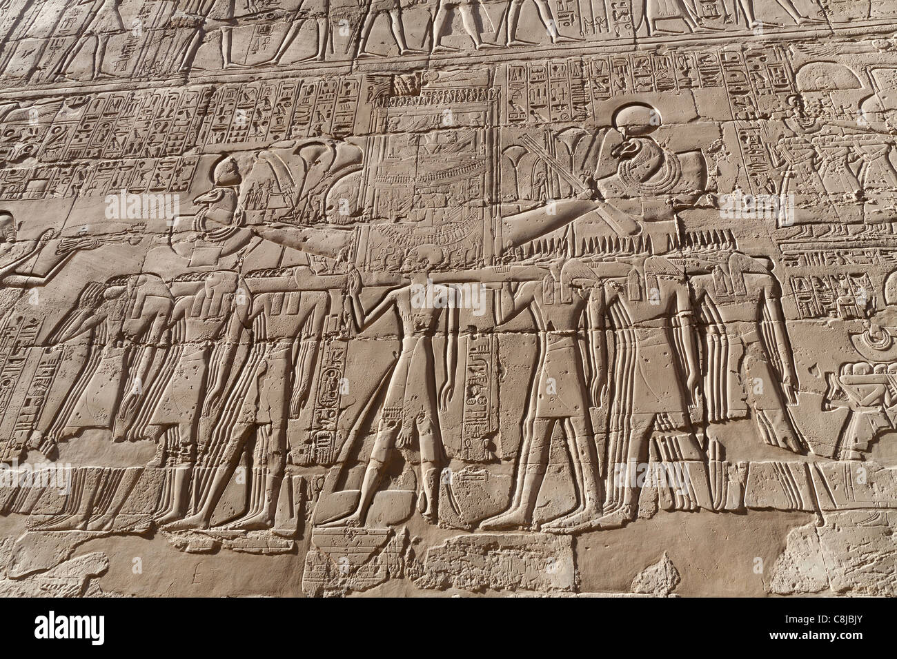 Lavoro di soccorso che mostra barca di Amon portati dagli spiriti di PE e Nekhen al Tempio di Karnak e Luxor Egitto Foto Stock