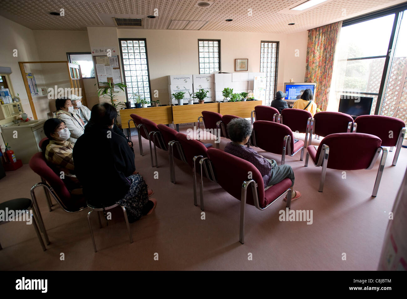 I PAZIENTI siedono nella sala d'attesa della clinica Kyohei Takahashi a Minami-Soma, prefettura di Fukushima, Giappone Foto Stock