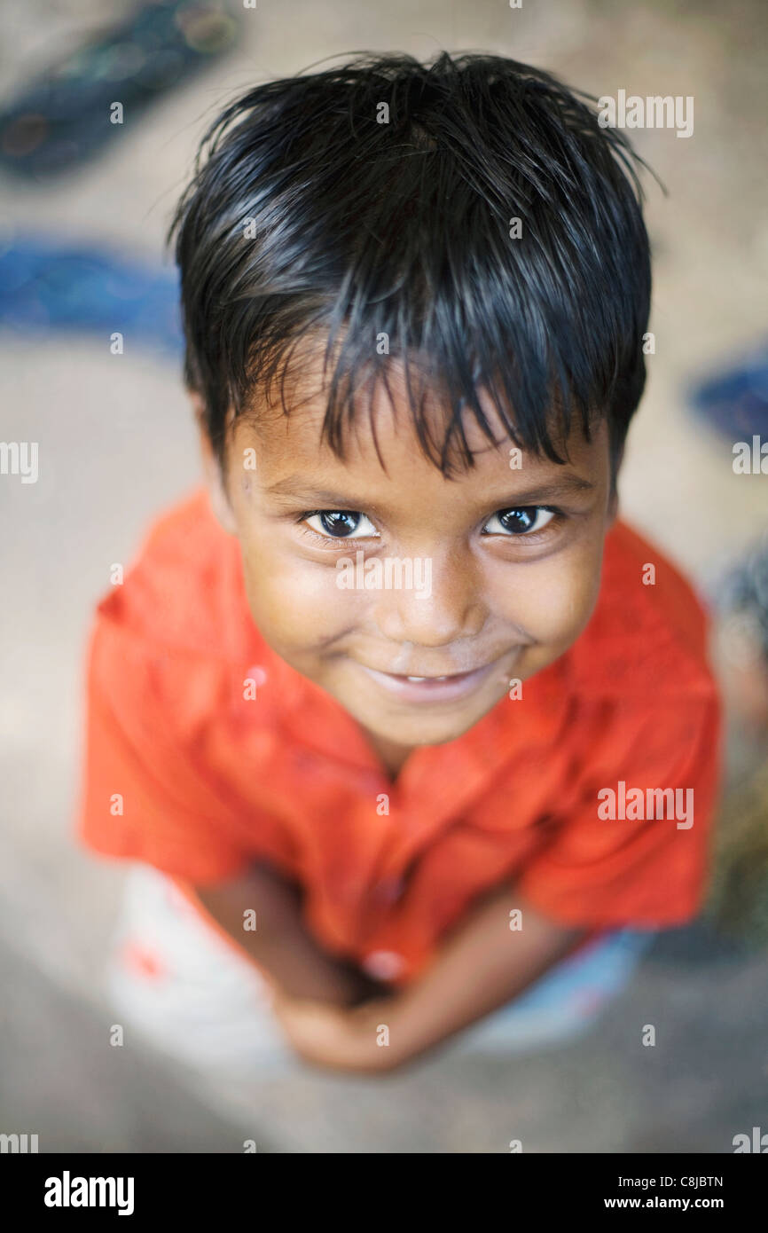 Un ragazzo in Mumbai, India Foto Stock