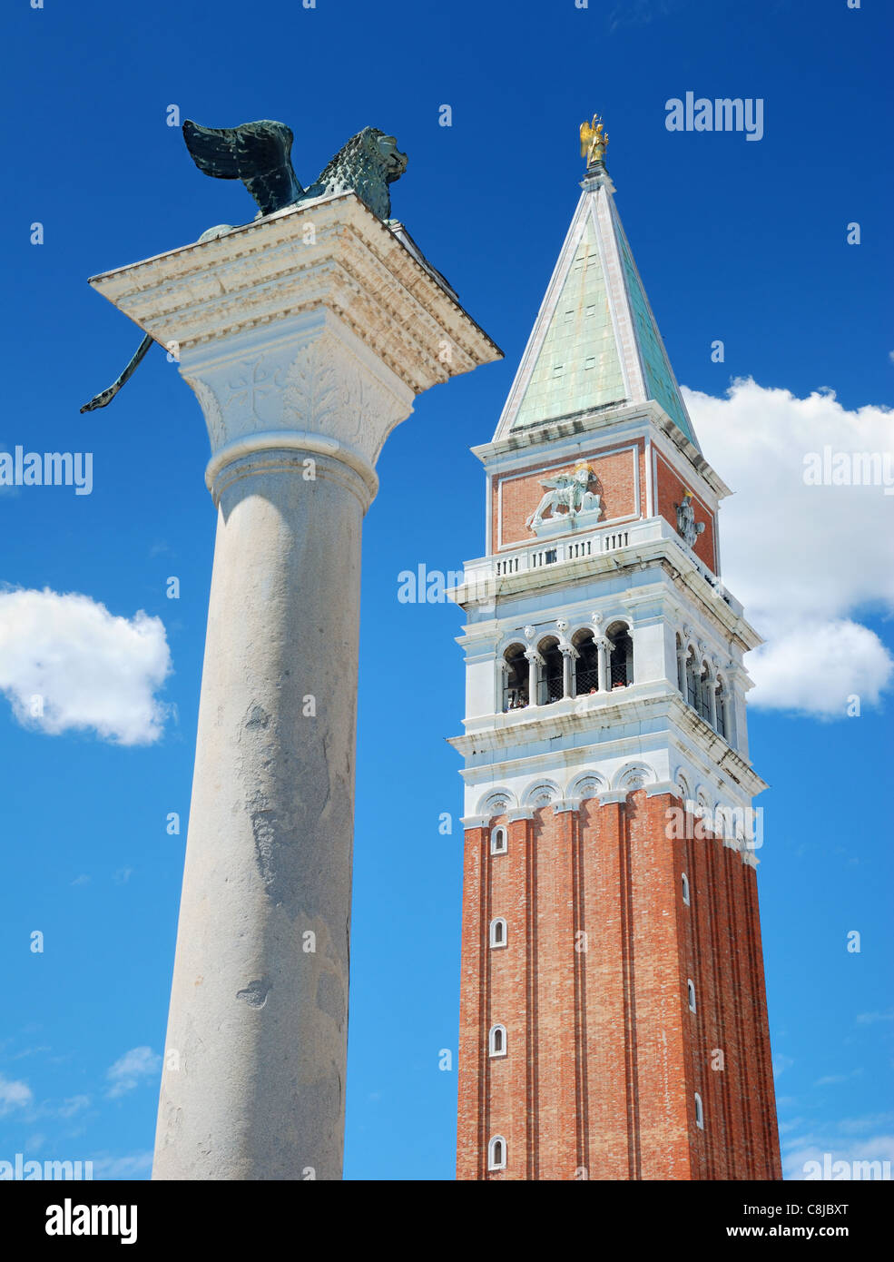 Leone alato e e Campanile di San Marco a Venezia, Italia. Foto Stock