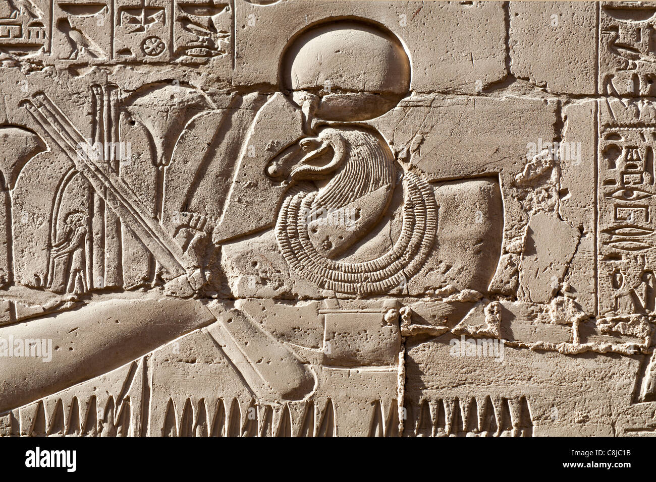 Dettaglio di rilievo che mostra la barca di Amon al Tempio di Karnak e Luxor Egitto Foto Stock