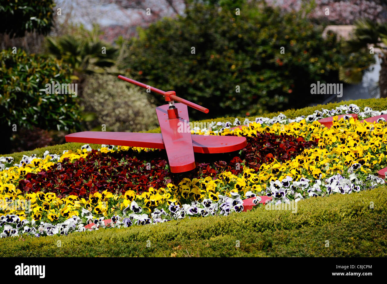 Un orologio tra i fiori al Parco Yongdusan, Busan, Corea del Sud. Foto Stock