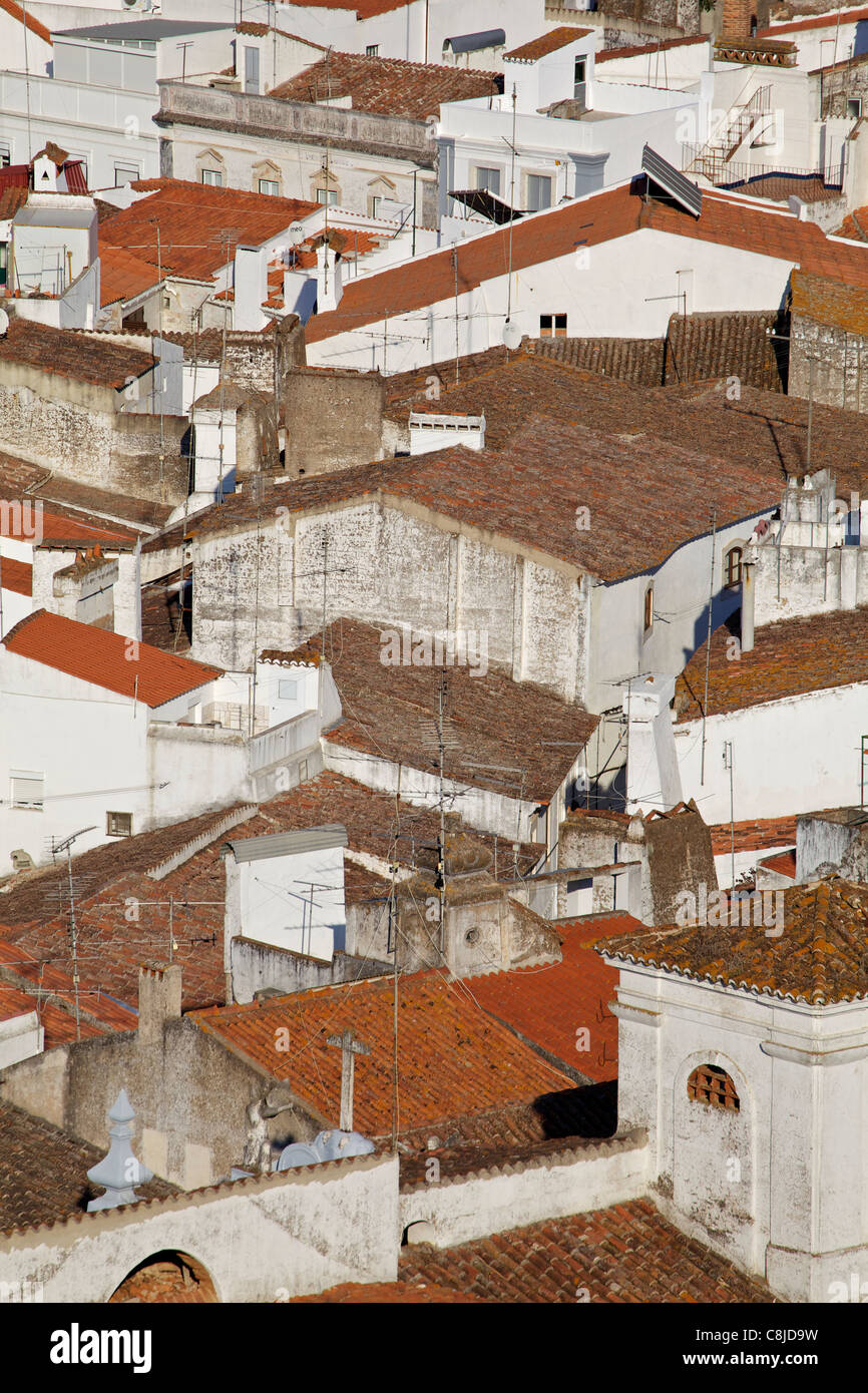 Tetti in terracotta di un medievale villaggio europeo Foto Stock