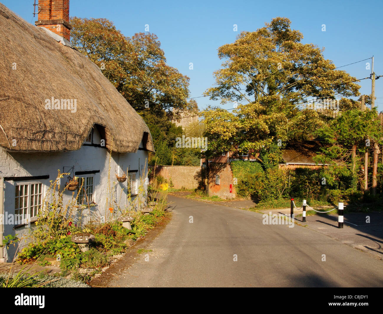 Villaggio di scena in autunno con cottage con il tetto di paglia Foto Stock