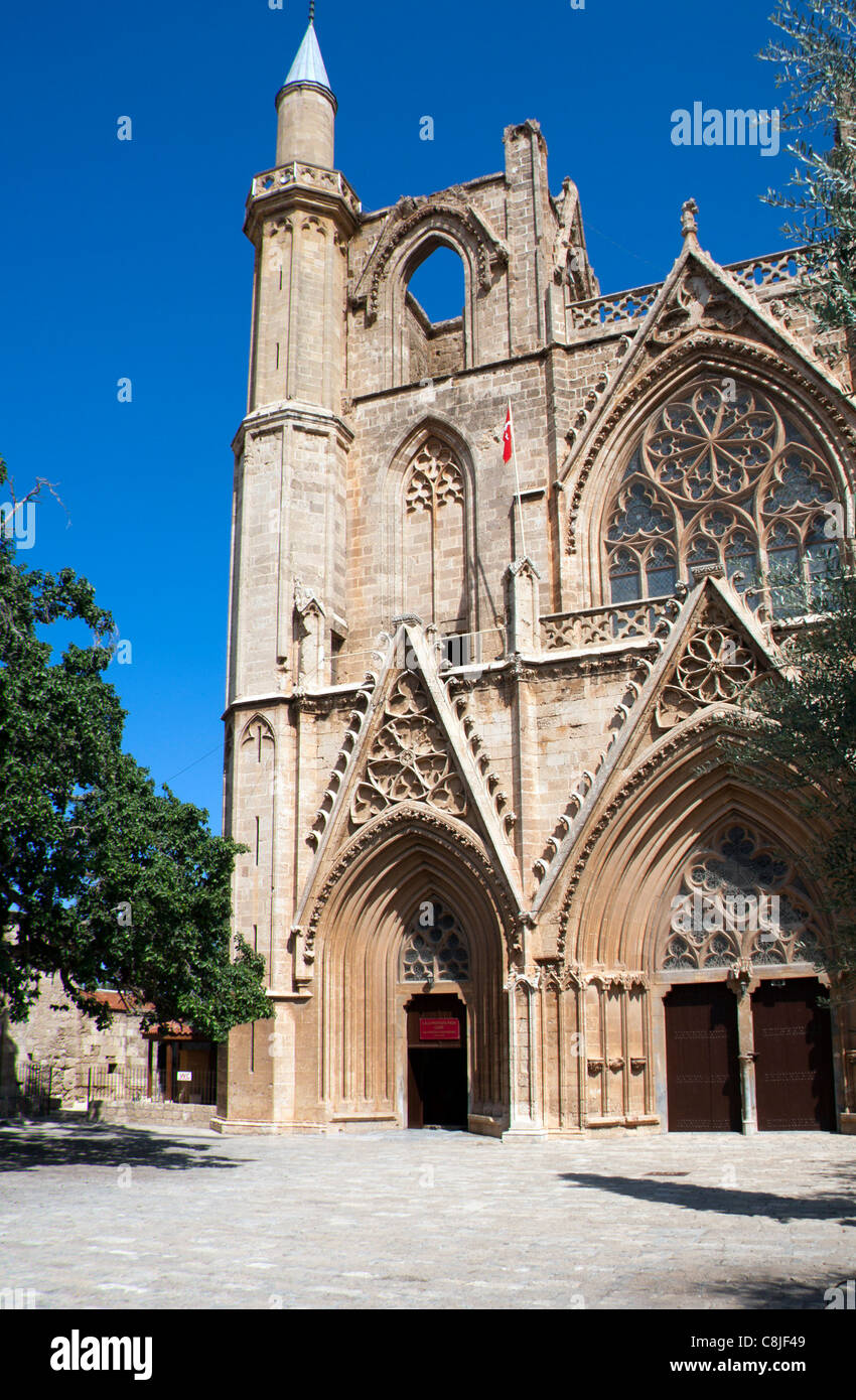 Lala Mustafa Pasa mosque (precedentemente noto come ST Nicholas Cathedral), Famagosta, la parte settentrionale di Cipro Foto Stock