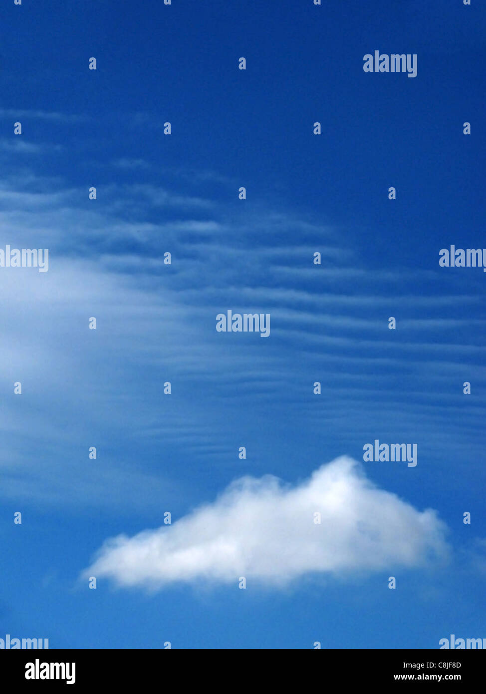 Cirrus nuvole su un cielo blu Foto Stock
