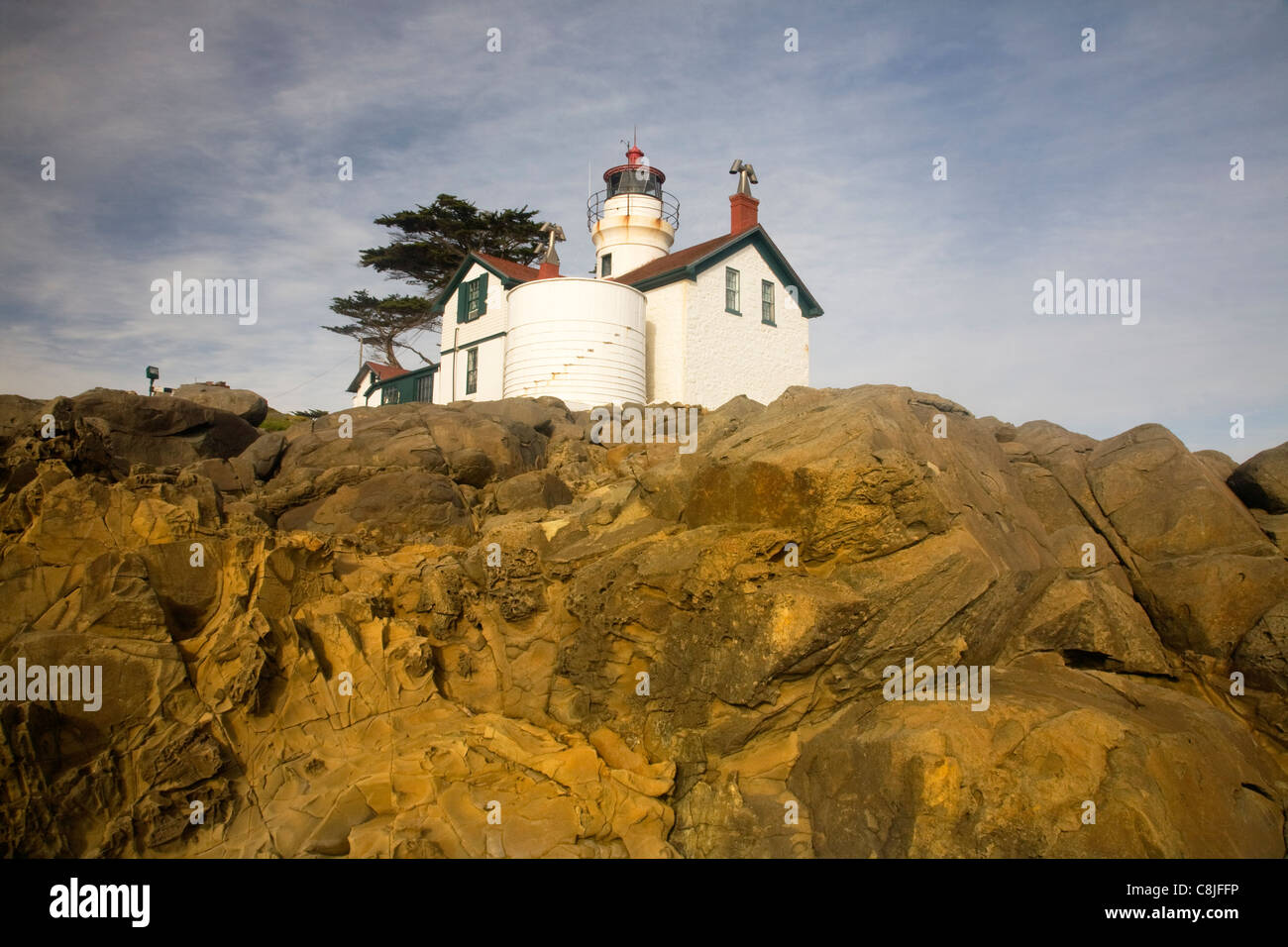 CALIFORNIA - Battery Point Lighthouse situato sopra una rupe di weathered e arenaria erosa su una piccola isola di Crescent City Foto Stock