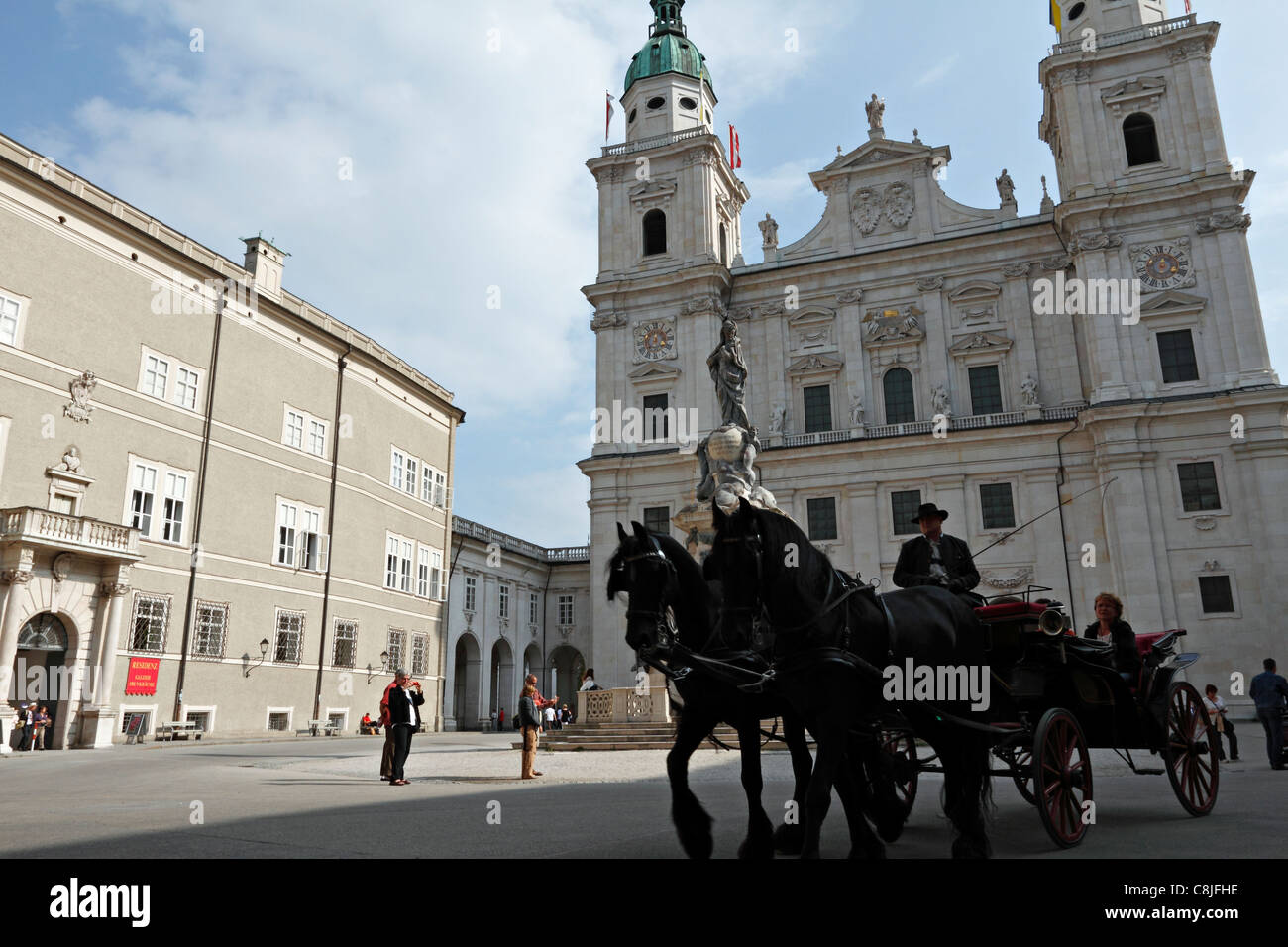 Cavallo e Carrozza con la cattedrale Dom, Salzburg Austria Foto Stock