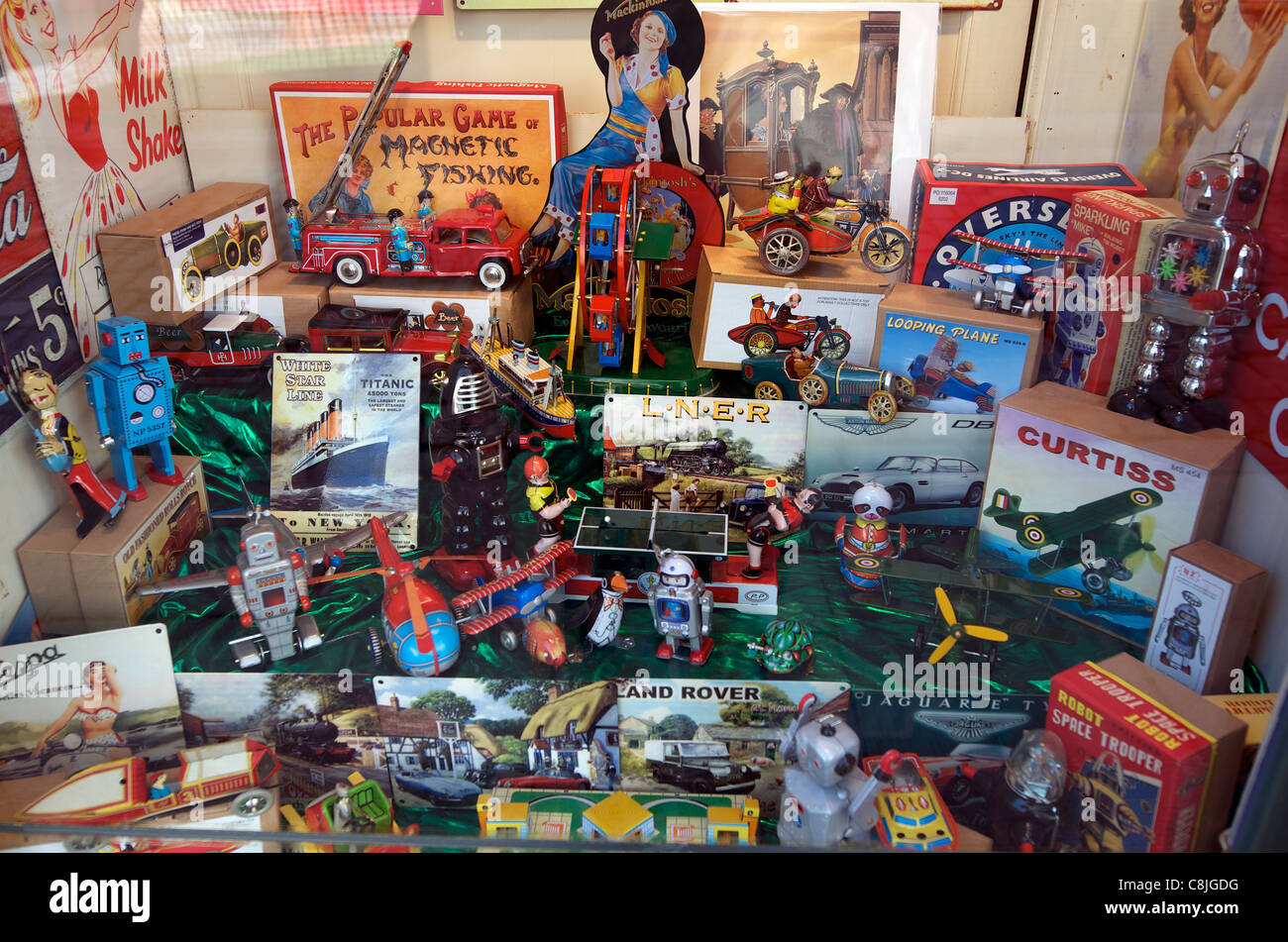 Vintage Toys e memorabilia in vetrina Foto Stock