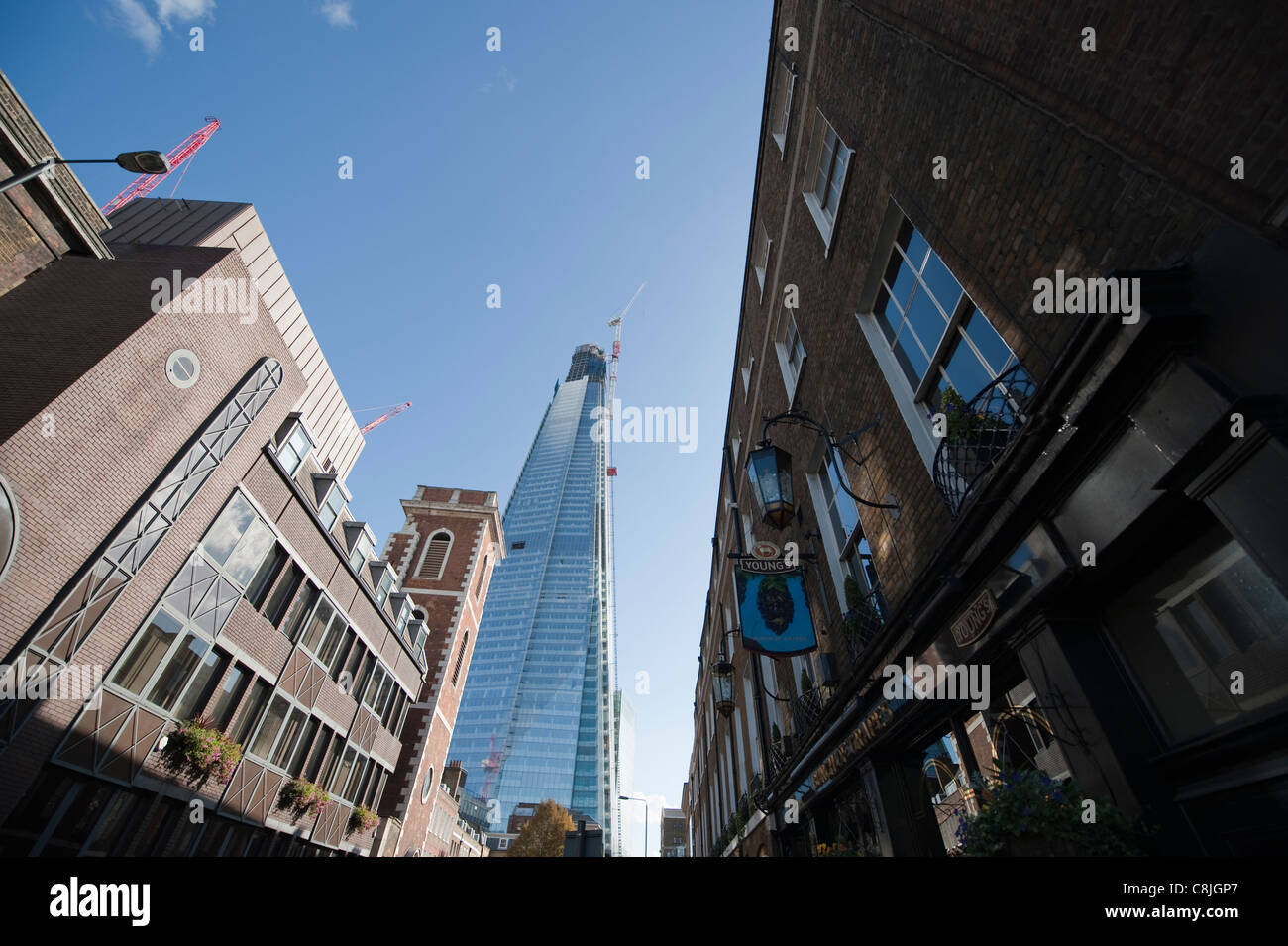 La Shard edificio per uffici a London Bridge in costruzione, visto dal grappolo di uva pub Foto Stock