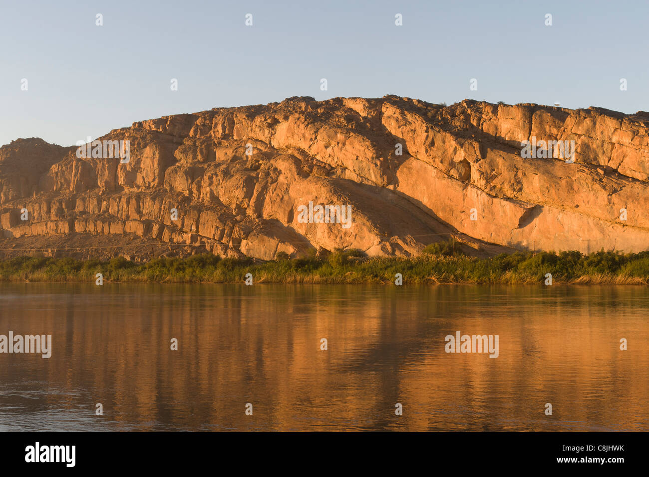 Piega geologico in una formazione rocciosa con strati a Oranje fiume frontiera del Sud Africa e della Namibia Foto Stock