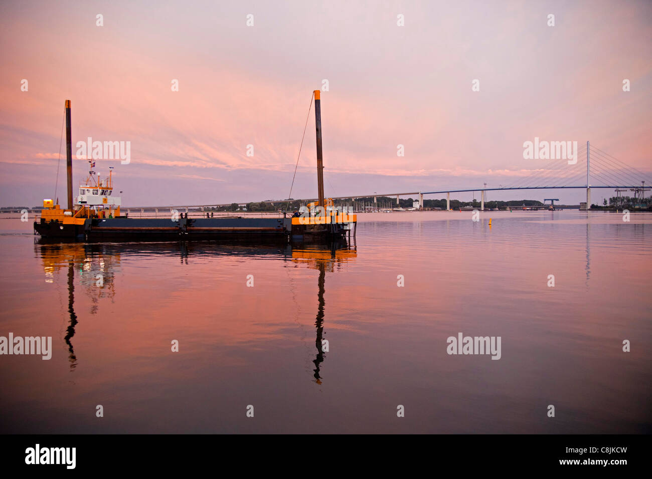 Atmosfera serale con una nave e il Ponte di Ruegen, città anseatica di Stralsund, Meclenburgo-Pomerania Occidentale, Germania Foto Stock