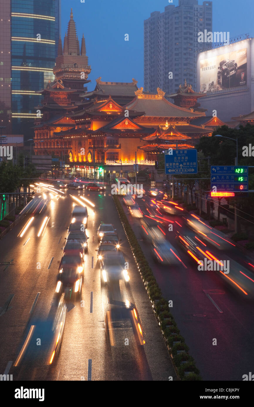 Il traffico di fronte al tempio di Jing'an; Shanghai; Cina Foto Stock
