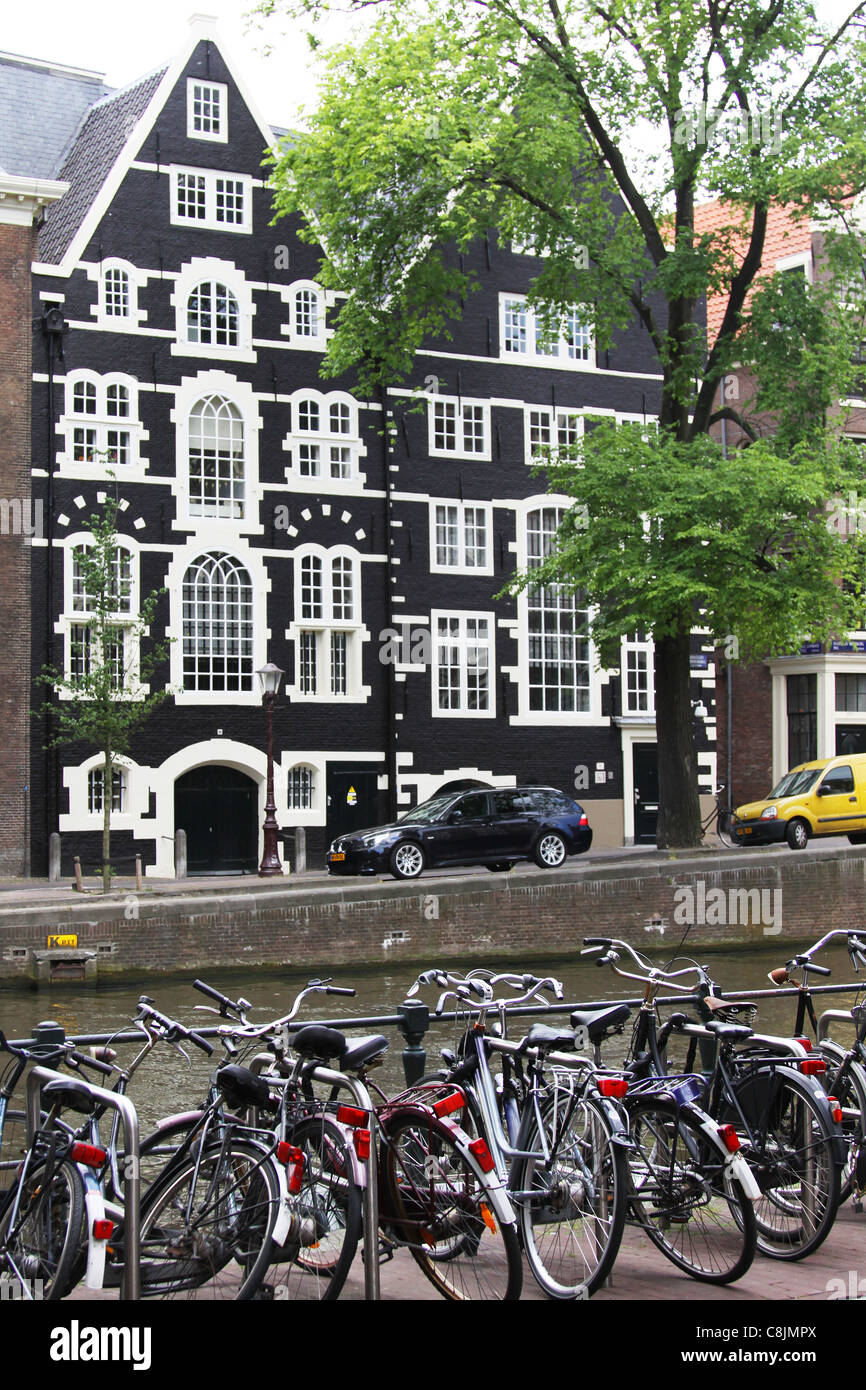 Case olandesi tradizionali lungo un canale di Amsterdam Foto Stock