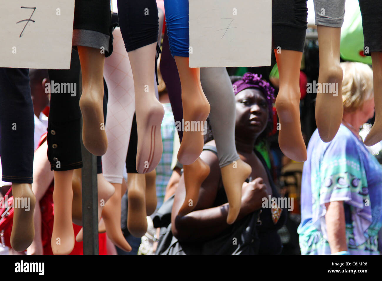Donna nera e il manichino gambe sul mercato di Amsterdam Foto Stock