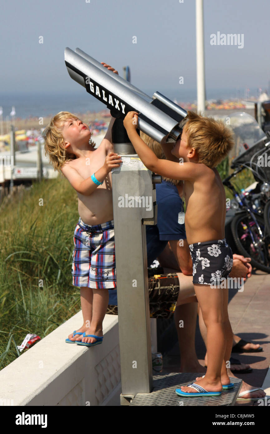 Due bambini con il binocolo (scenic telescopio) Foto Stock
