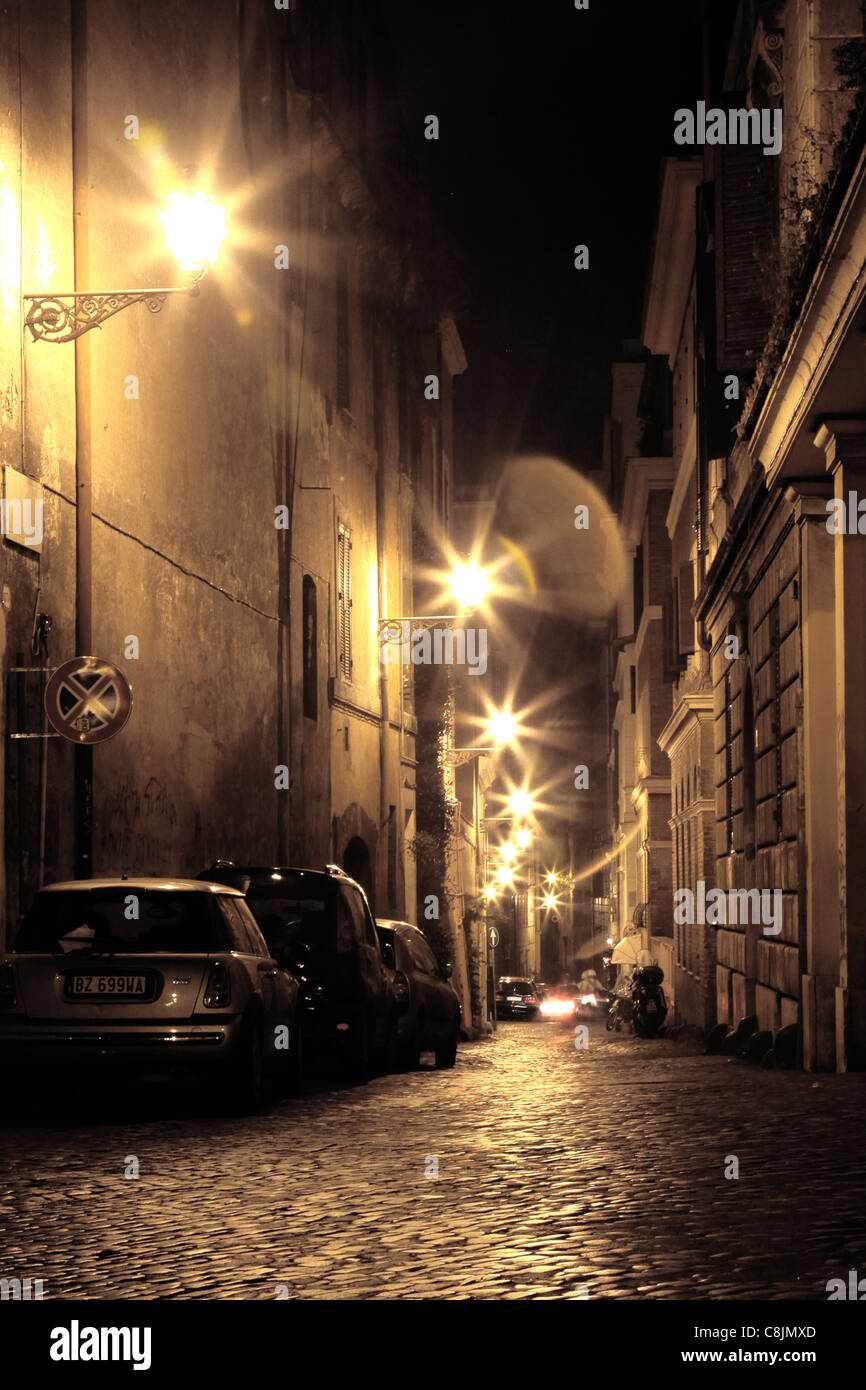 Strada notte con illuminazioni a Roma Foto Stock
