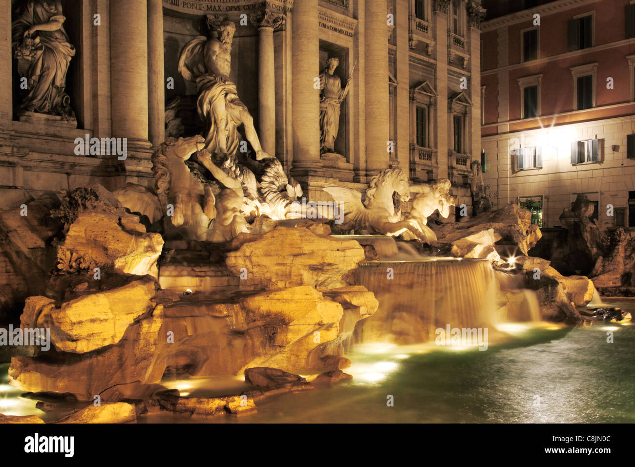 Fontana di Trevi (Fontana di Trevi) di notte, il centro storico di Roma, Italia Foto Stock