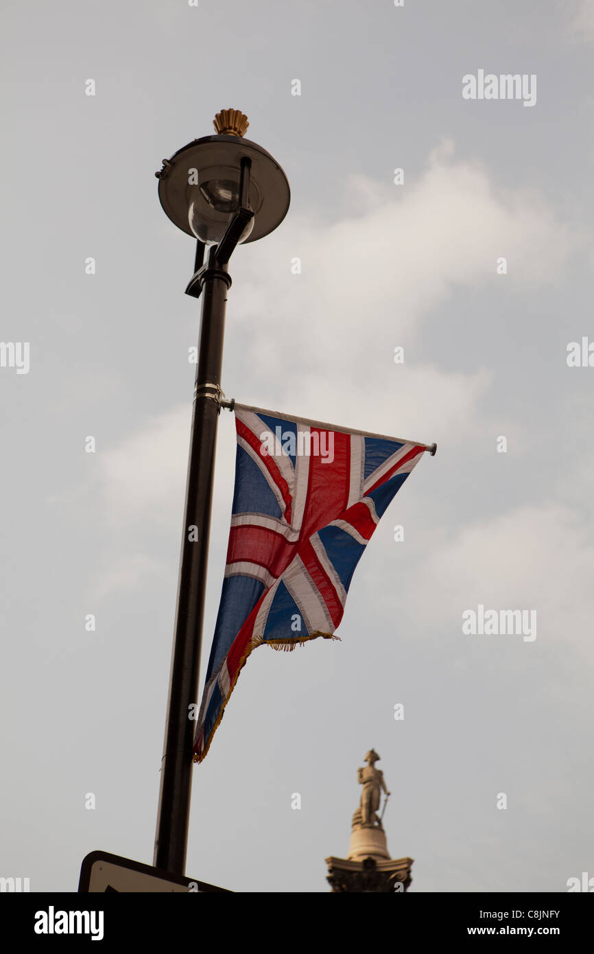 La colonna di Nelson e della British bandiera nazionale Foto Stock