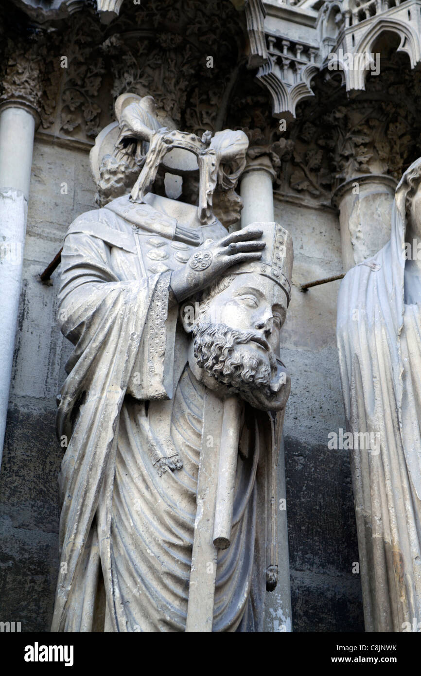 Decapitati statua sull'esterno della cattedrale di Reims in Francia Foto Stock