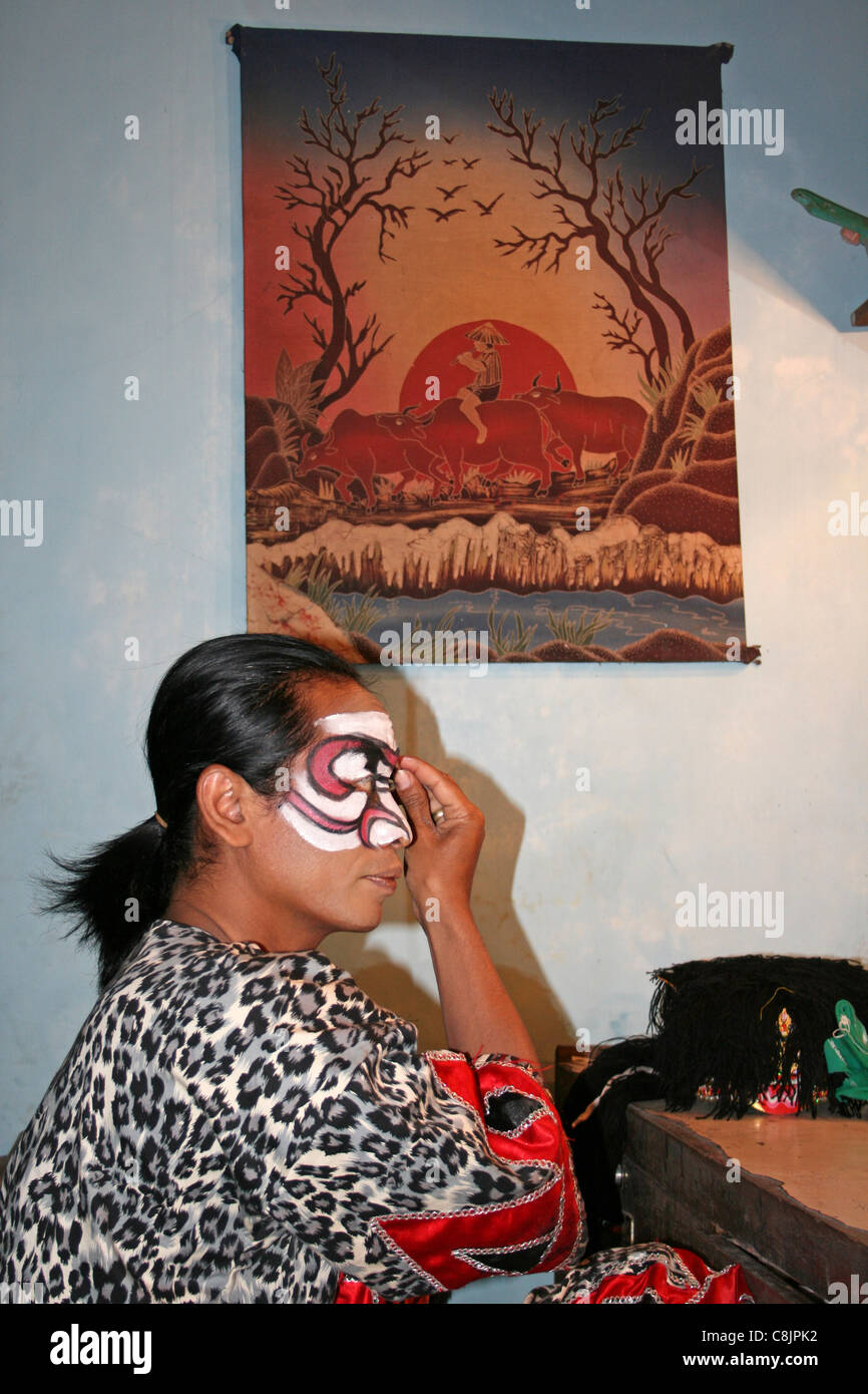 Interprete di applicare il make-up prima di una produzione degli Indù Epic "Ramayana' Foto Stock