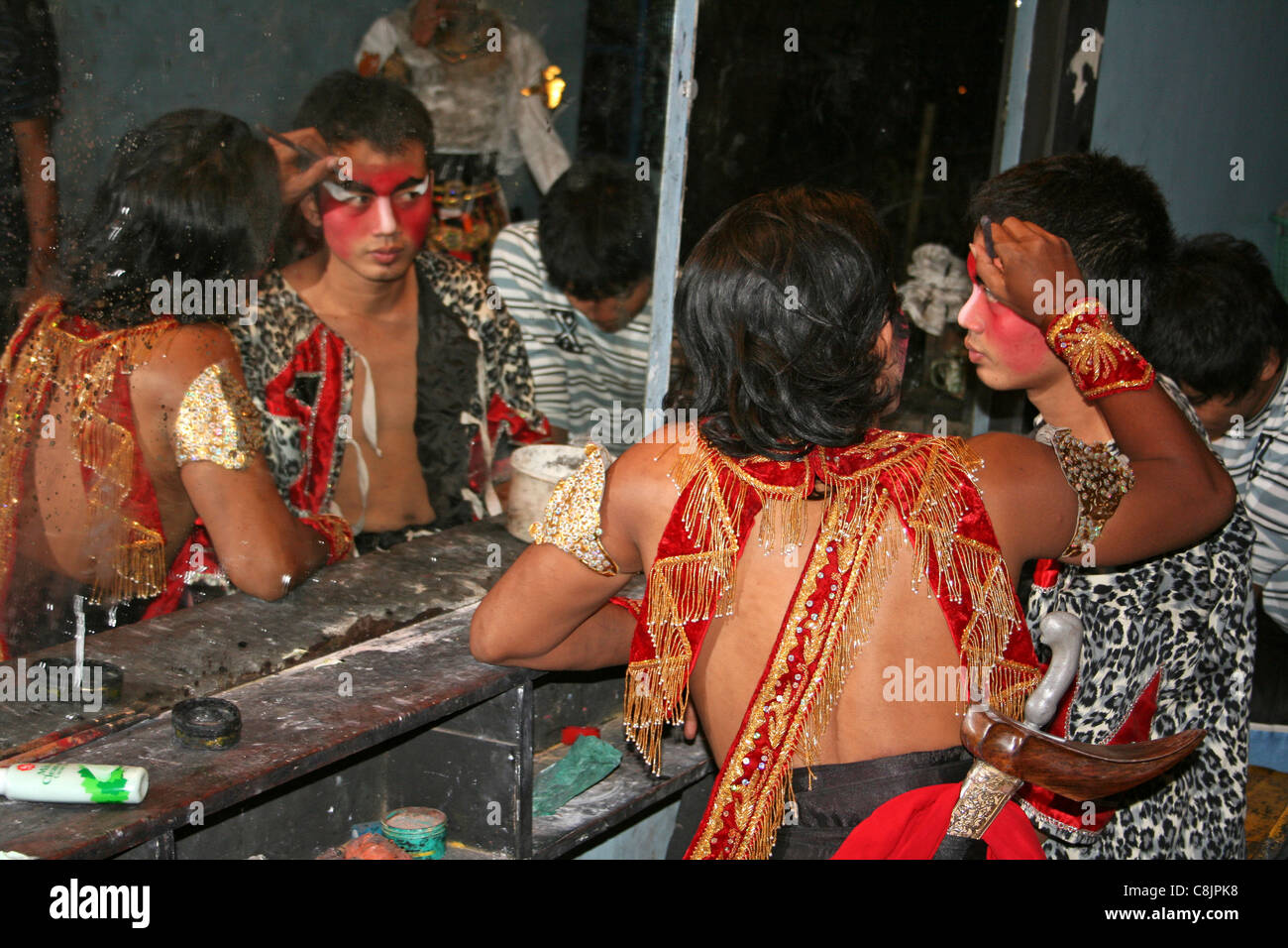 Gli artisti interpreti o esecutori di danza di applicare il make-up dietro le quinte prima di una produzione degli Indù Epic "Ramayana' Foto Stock
