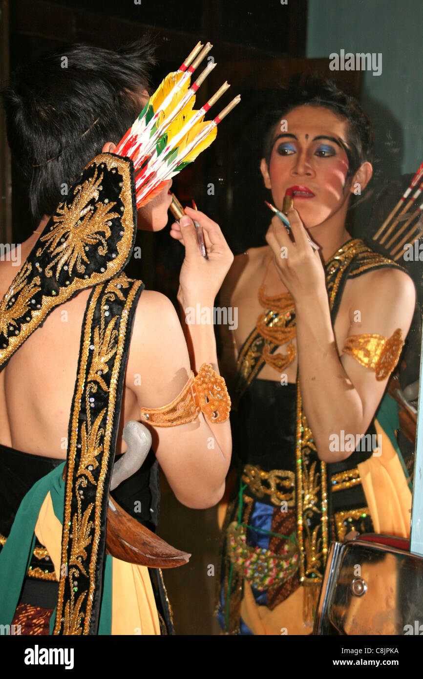 Interprete di applicare il make-up prima di una produzione degli Indù Epic "Ramayana' Foto Stock