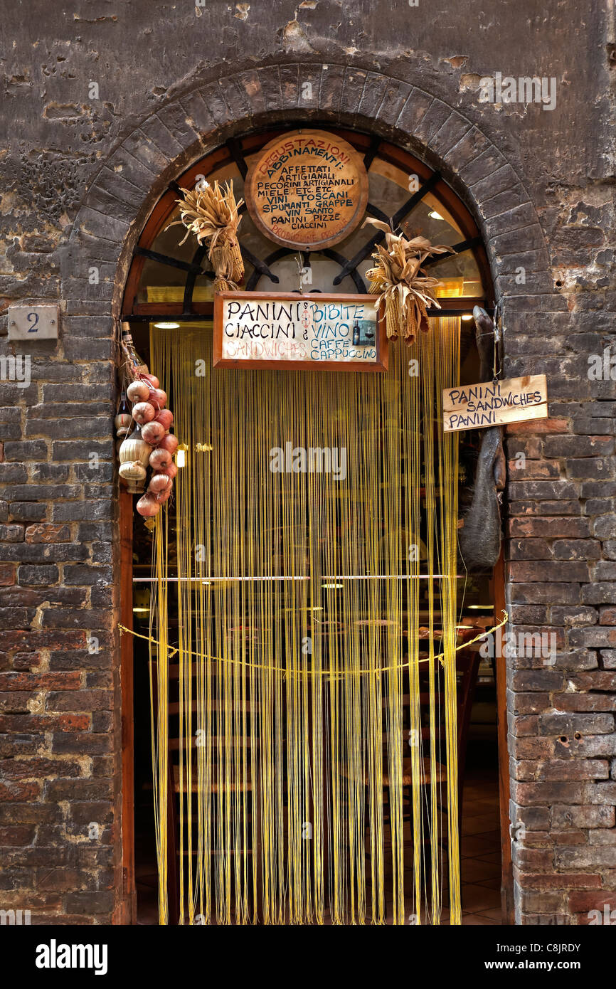 La porta di un negozio italiano, decorata Foto Stock