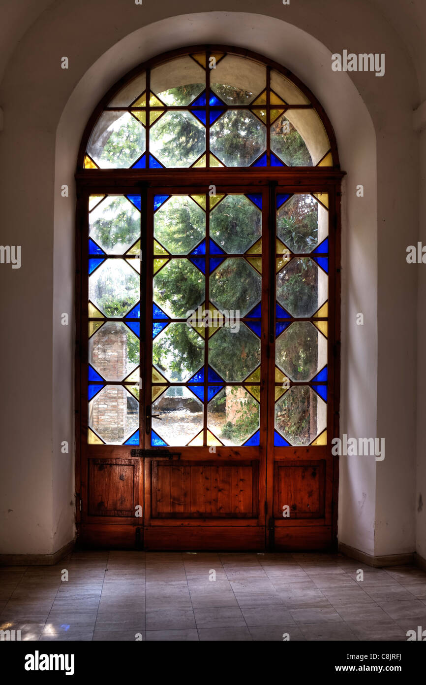 Una vecchia porta di vetro in una villa italiana Foto Stock