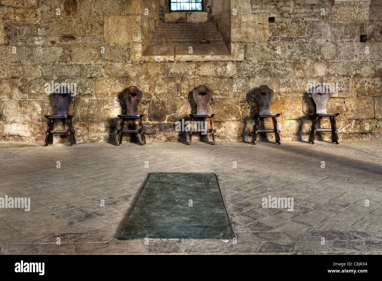 Cinque sedie in una antica abbazia Foto Stock