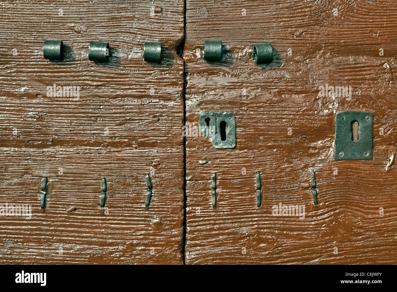Tre diverse serrature e fermi su un vecchio italiano porta in legno Foto Stock