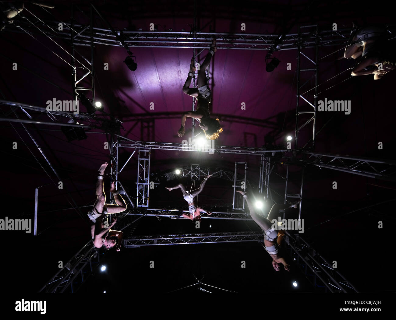 Sospesa filo alto artisti a fare pratica con la Nofitstate Circus in tour in South Wales UK Foto Stock