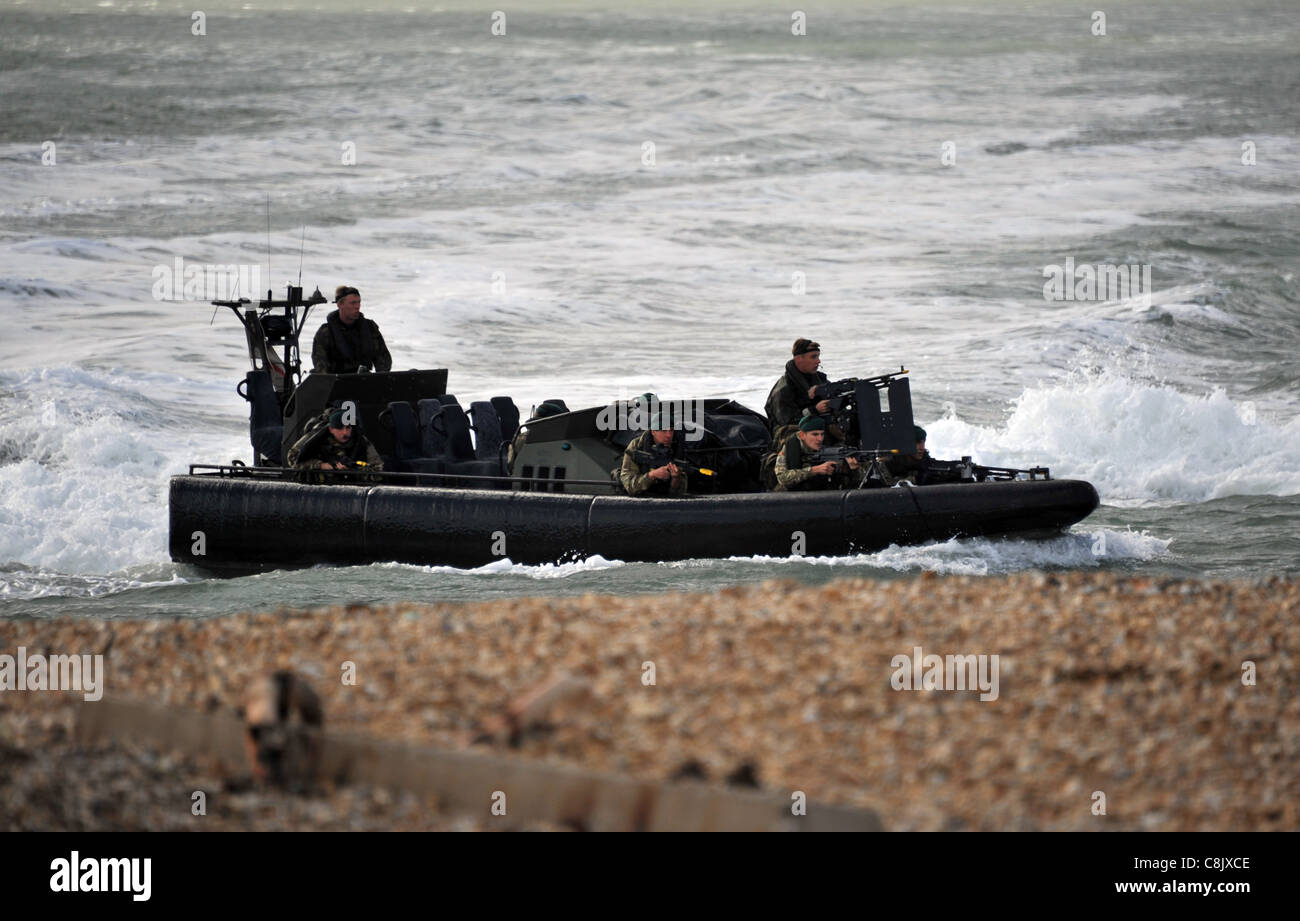 Regno Unito, Royal Navy e Royal Marines beach assault a Browndown, Hampshire. Spiaggia recce truppa. Foto Stock