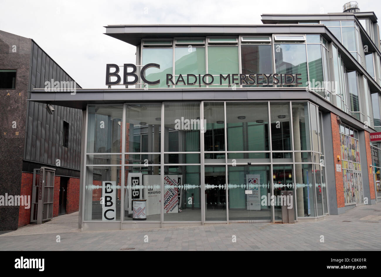 Ingresso principale alla BBC Radio Merseyside, BBC Radio locale College Lane, Merseyside, Regno Unito. Foto Stock
