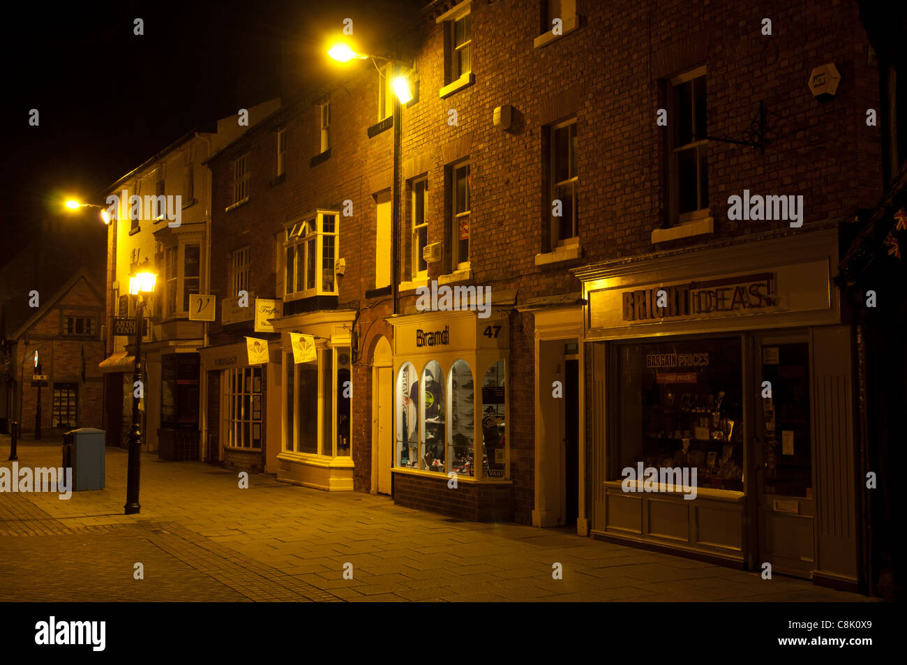 Negozi a Henley Street di notte, Stratford-upon-Avon, England, Regno Unito Foto Stock