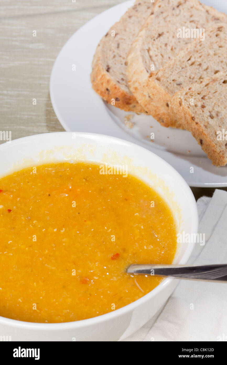 Piccante zuppa di lenticchie con pane Foto Stock