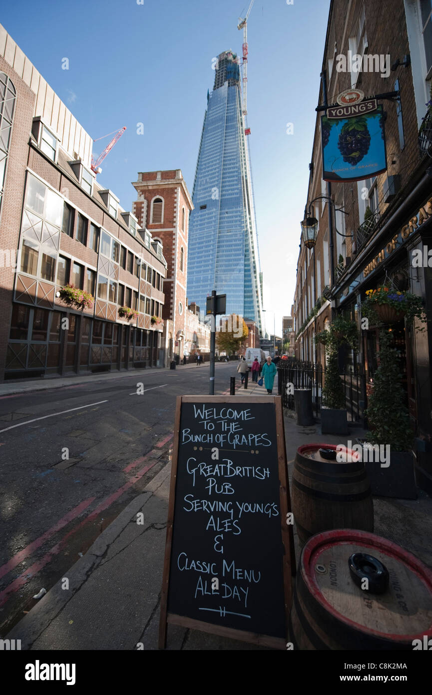 La Shard edificio per uffici a London Bridge in costruzione, visto dal grappolo di uva pub al 2 St Thomas Street Foto Stock
