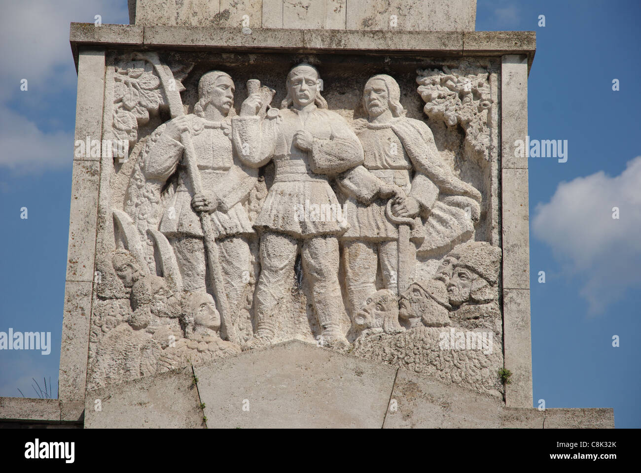 Le figure in bassorilievo dell'obelisco, Alba Iulia,Romania Foto Stock