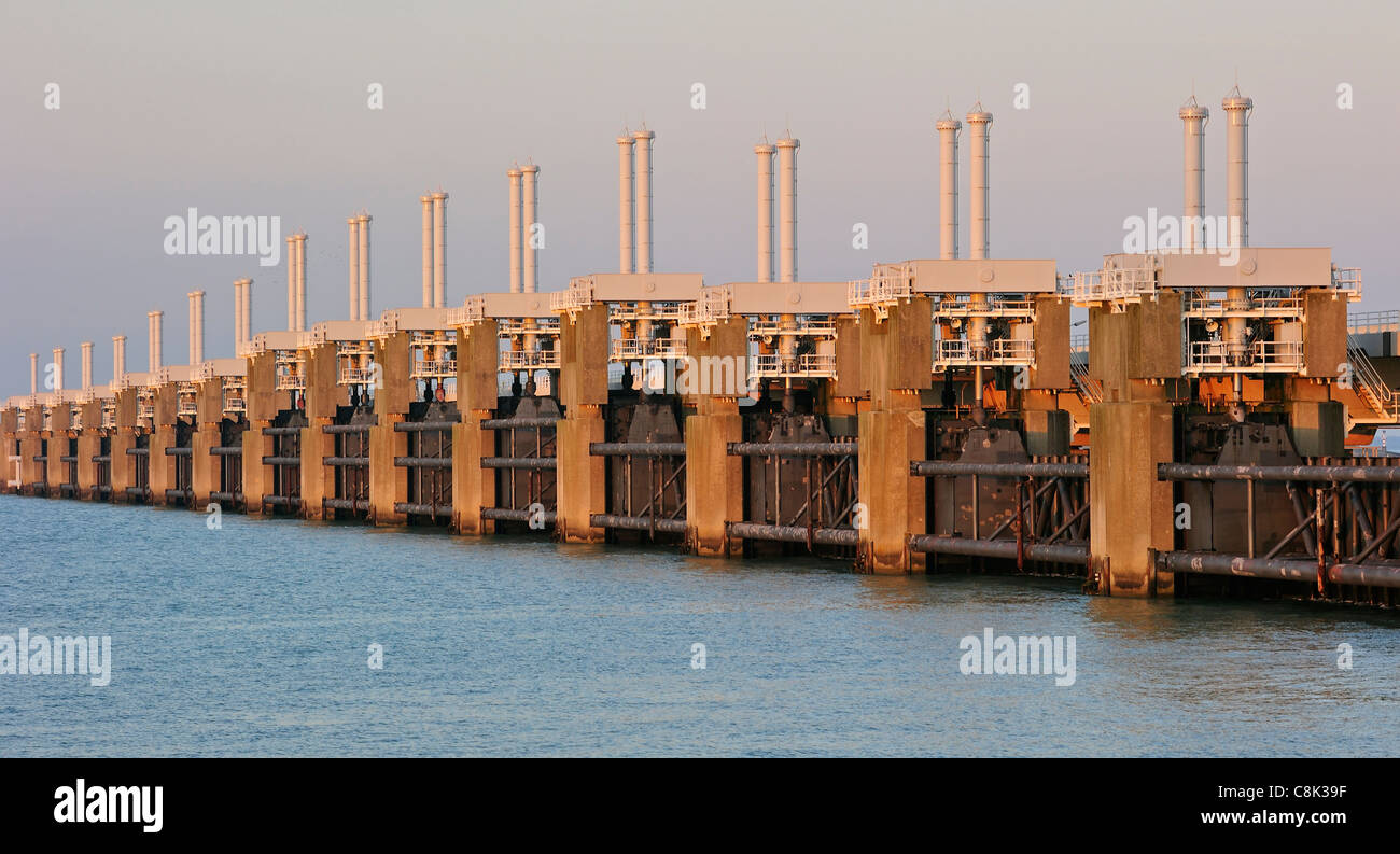 Storm flood barrier / Oosterscheldekering / Schelda orientale mareggiata barriera, parte del Delta lavora nei Paesi Bassi Foto Stock