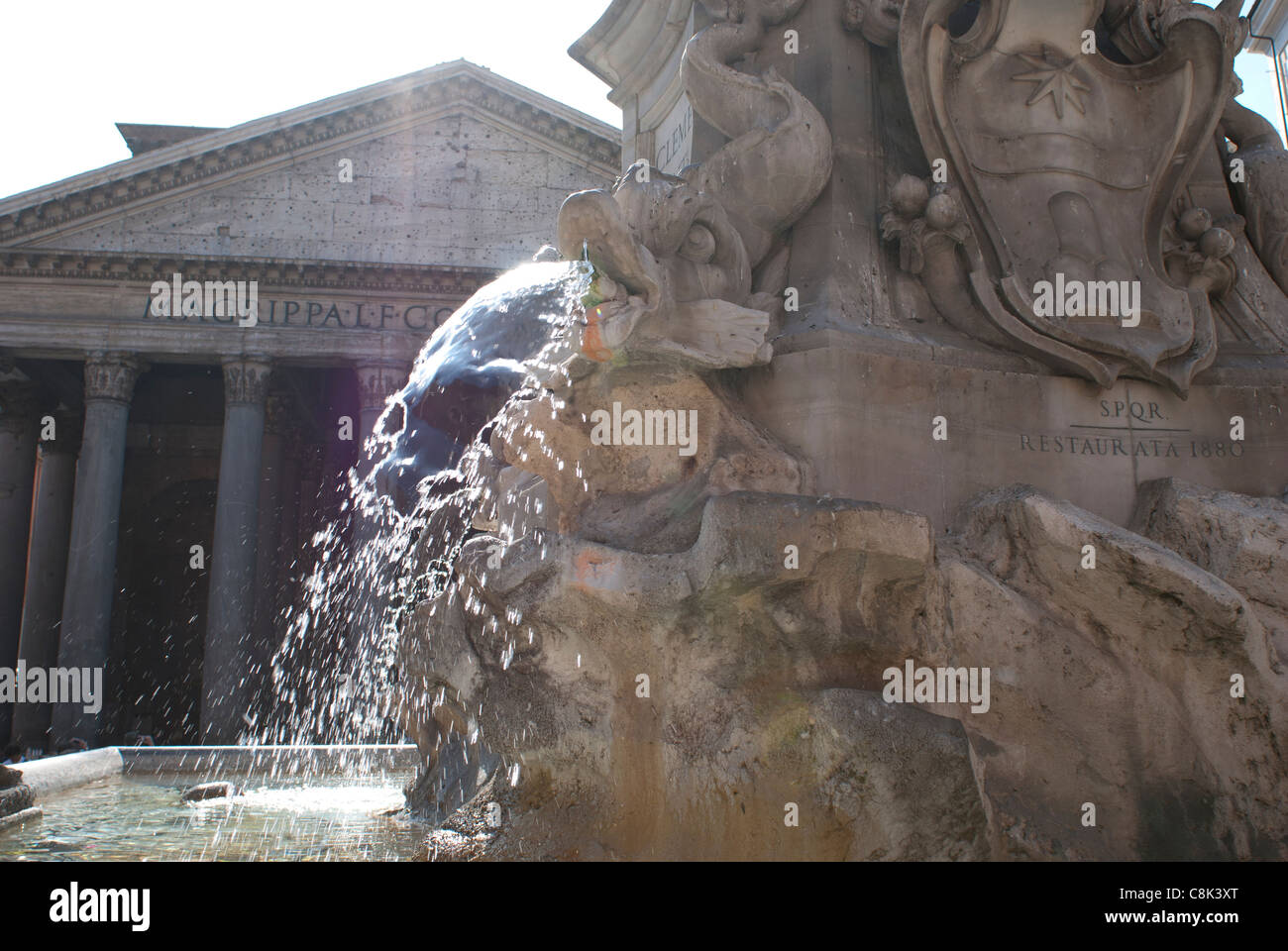 Roma. Vista del Pantheon e della fontana di fronte al monumento Foto Stock