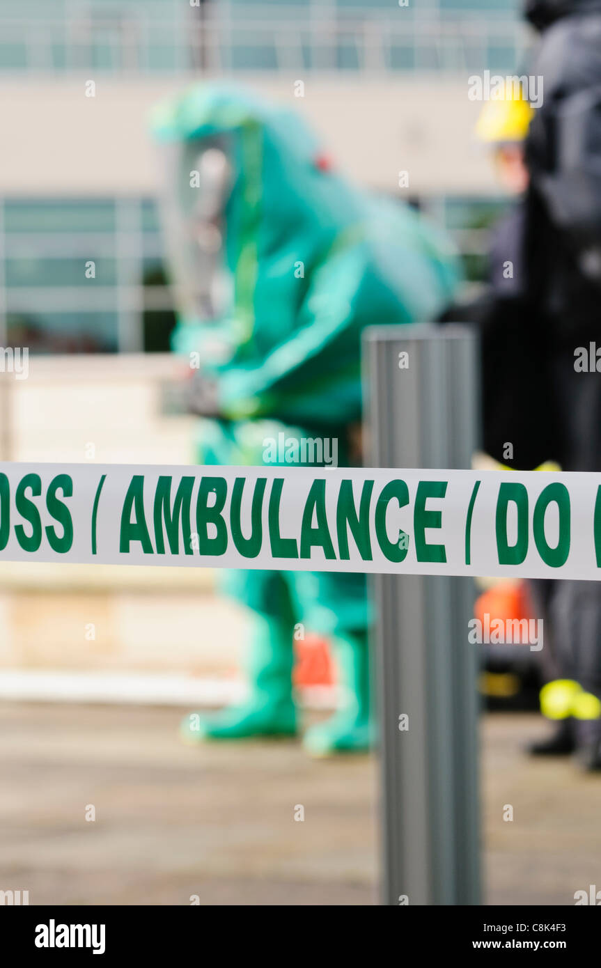 Paramedic Gas da indossare tute a tenuta (GTS) durante il lancio dell'Irlanda del Nord un servizio di ambulanza (NIAS) Area pericolosa Response Team (HART), a trattare su larga scala di situazioni pericolose come attacco radioattivo o perdita, o una malattia pericolosa come il virus di Ebola Foto Stock