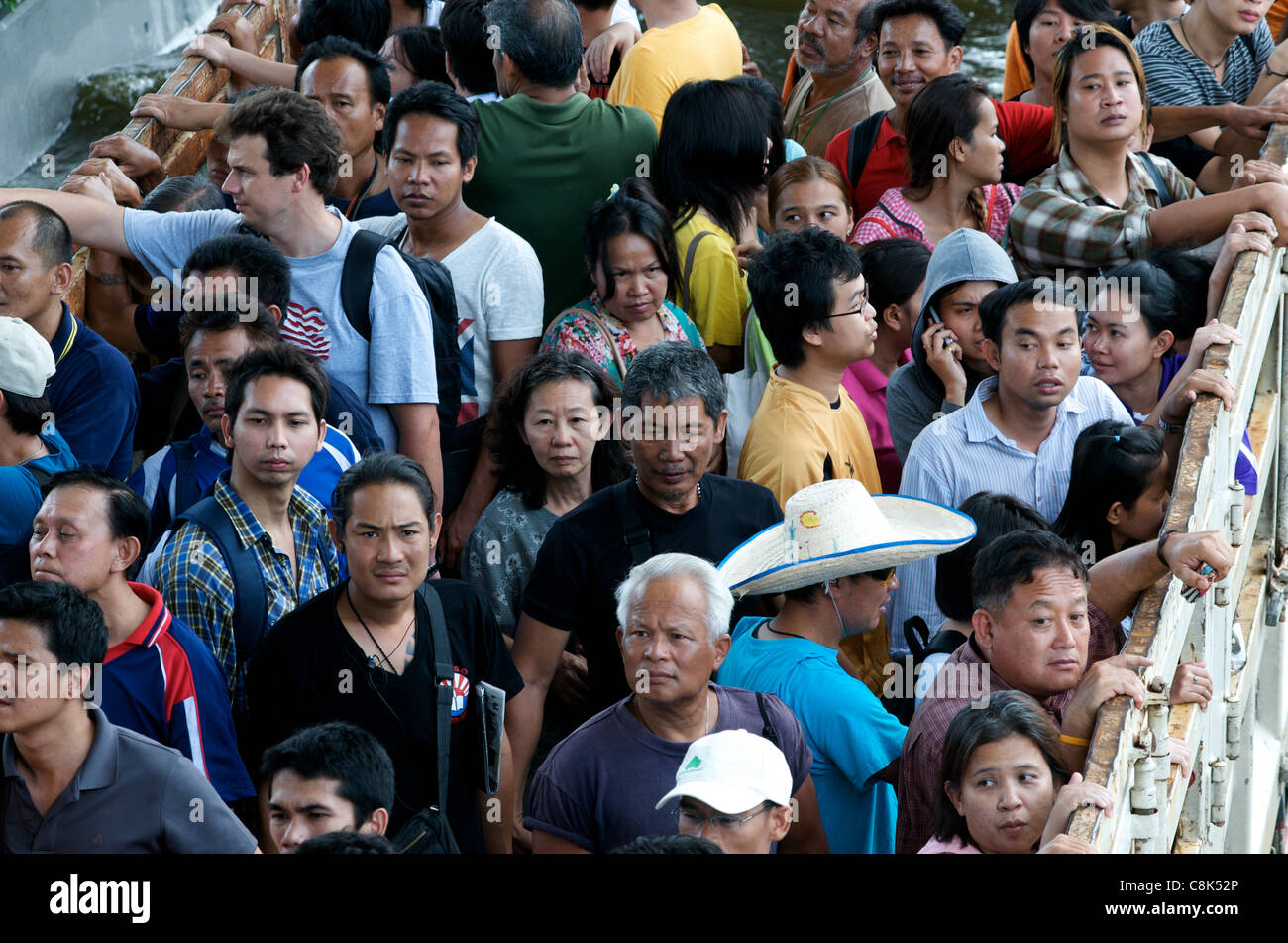 Thai i rifugiati su un carrello di overload durante il diluvio,'Aeroporto Don Muang di Bangkok, Tailandia. © Kraig Lieb / Alamy Live News Foto Stock