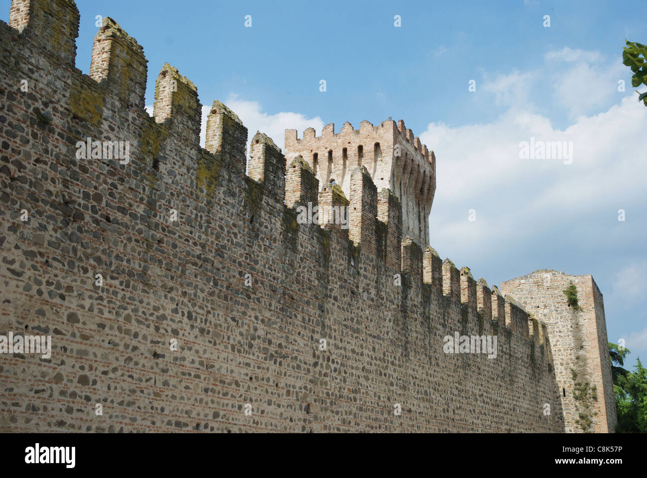 Le pareti esterne del castello estense Foto Stock