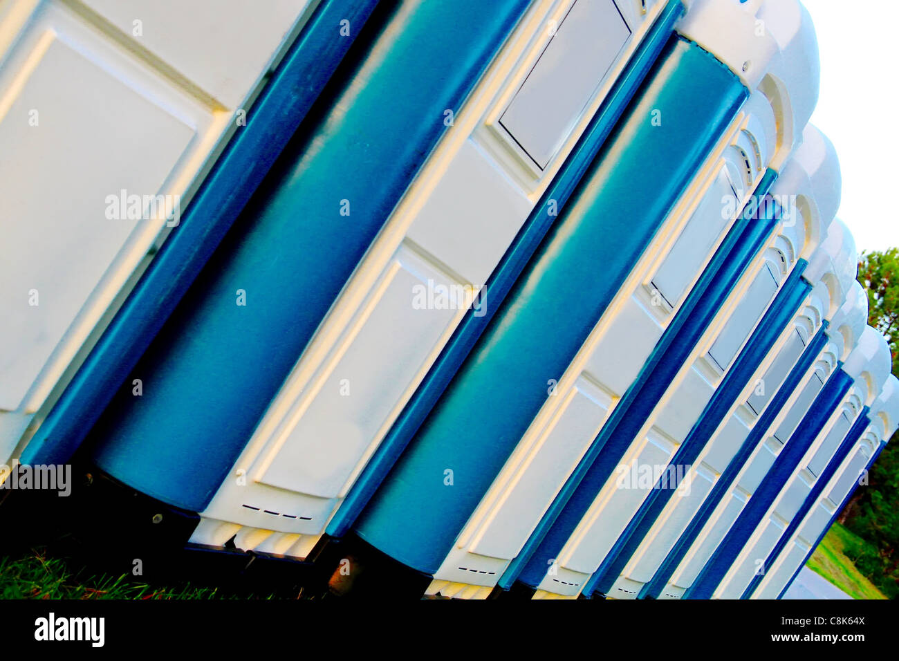 Un insieme di servizi igienici cabine più di sinistra da un live act Foto Stock